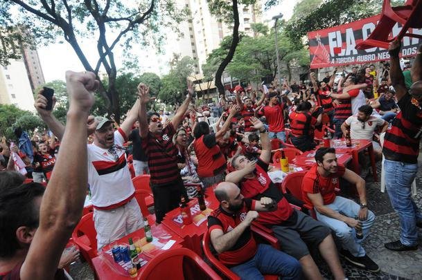 Torcedores do Flamengo se reuniram em bar na Avenida Afonso Pena, em Belo Horizonte, e vibraram com a vitria de virada sobre o Al-Hilal, por 3 a 1, na semifinal do Mundial de Clubes, no Catar. Gols foram de Arrascaeta, Bruno Henrique e Al-Bulayhi, contra. Com triunfo, time carioca jogar a deciso no sbado diante do vencedor da outra semifinal, a ser disputada entre Monterrey e Liverpool.
