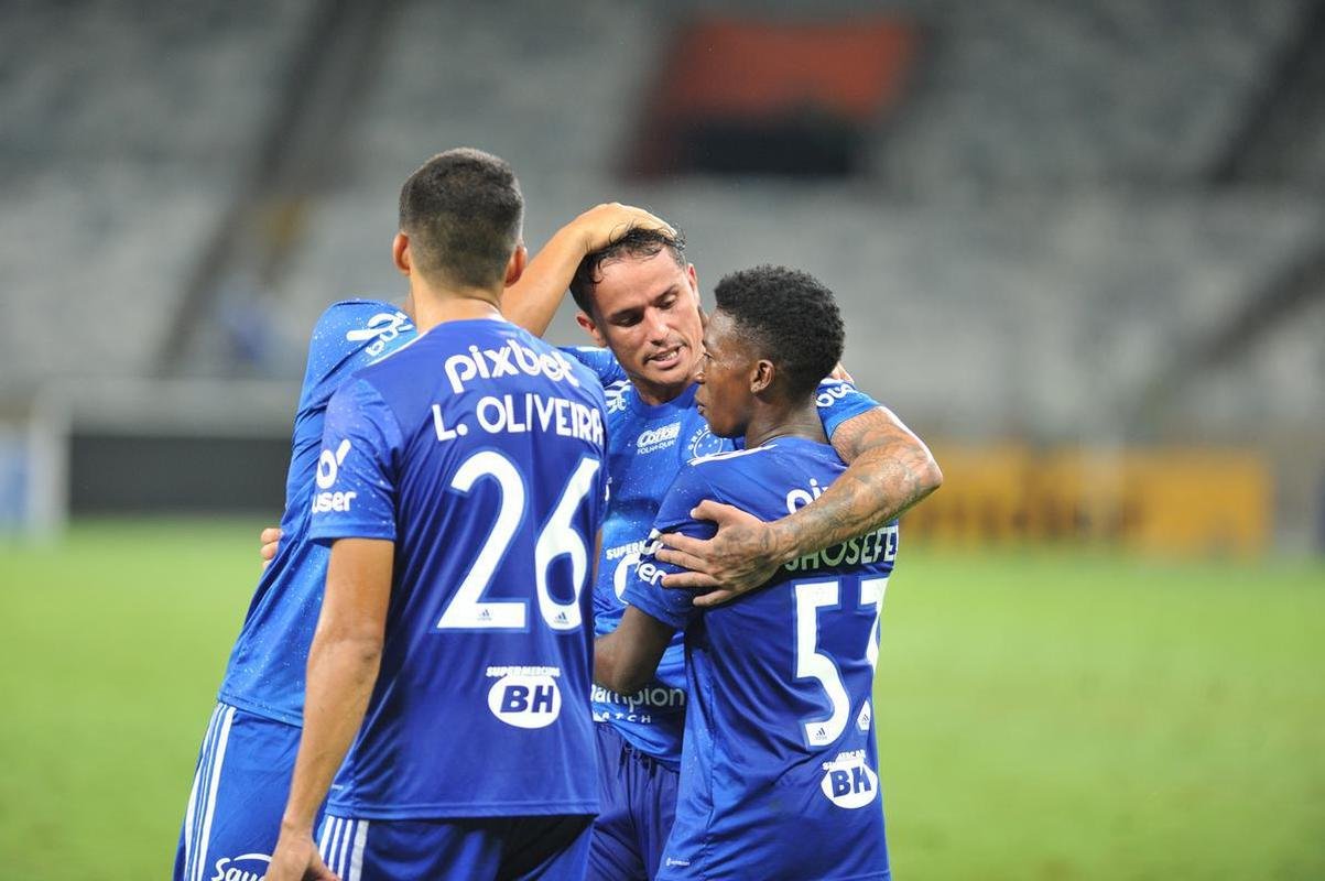 Time e comisso tcnica do Cruzeiro festejaram vitria sobre o Brusque, por 1 a 0, com torcedores no Mineiro. Tcnico Paulo Pezzolano entrou no clima e vibrou com o triunfo pela segunda rodada da Srie B