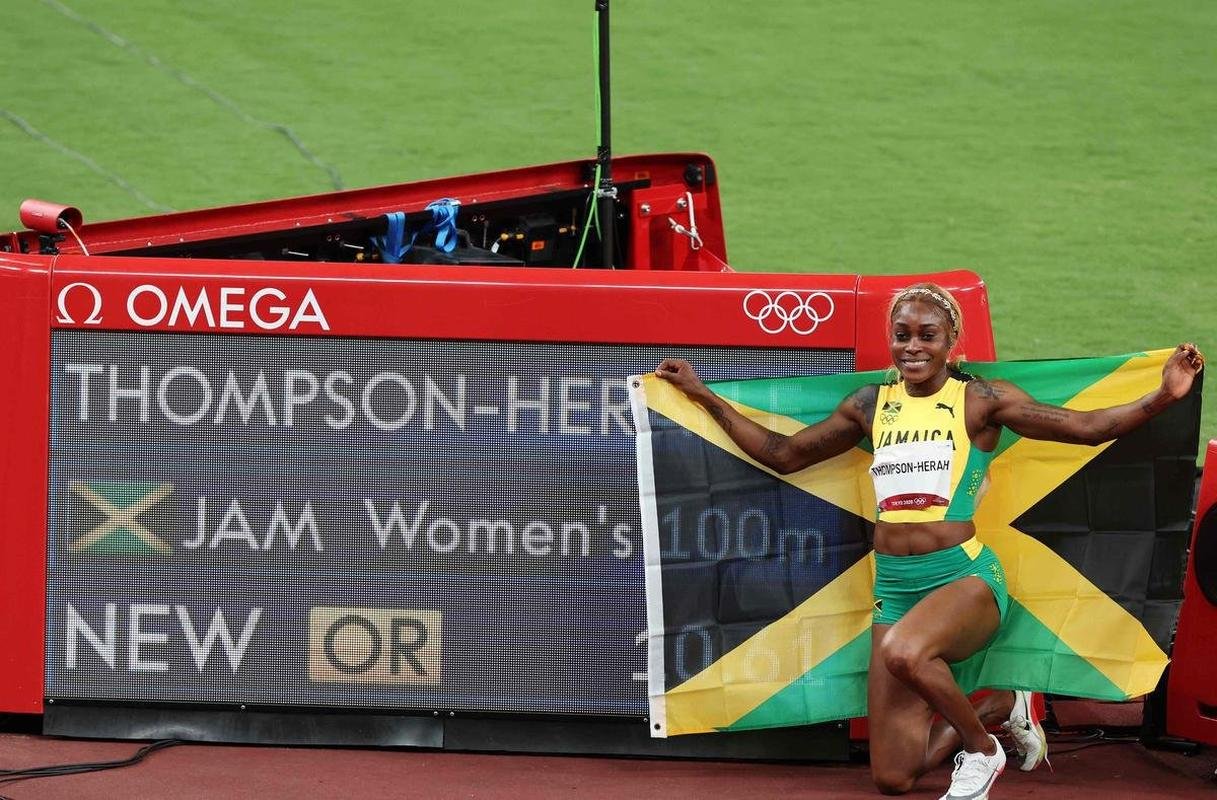 Fotos espetaculares da vitria da jamaicana Elaine Thompson-Herah nos 100m rasos dos Jogos Olmpicos de Tquio com o tempo de 10s61. A velocista quebrou o recorde olmpico e comandou o pdio jamaicano ao lado de Ann Fraser-Pryce, prata, e Shericka Jackson, bronze.