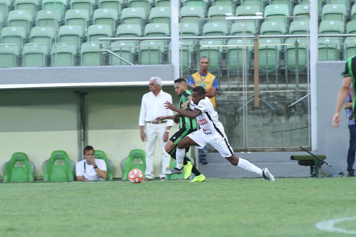 Lances da partida entre Amrica e Tupi. Coelho venceu no Independncia por 5 a 0