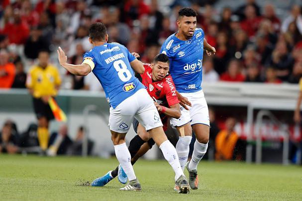 Fotos do empate por 0 a 0 entre Athletico-PR e Cruzeiro na Arena da Baixada, em Curitiba, pela 31ª rodada do Campeonato Brasileiro; cruzeirense Sassá foi expulso na etapa final