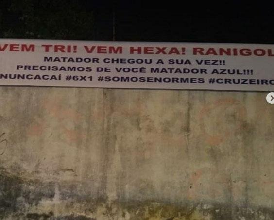 Faixas de incentivo para os jogadores e o tcnico Mano Menezes