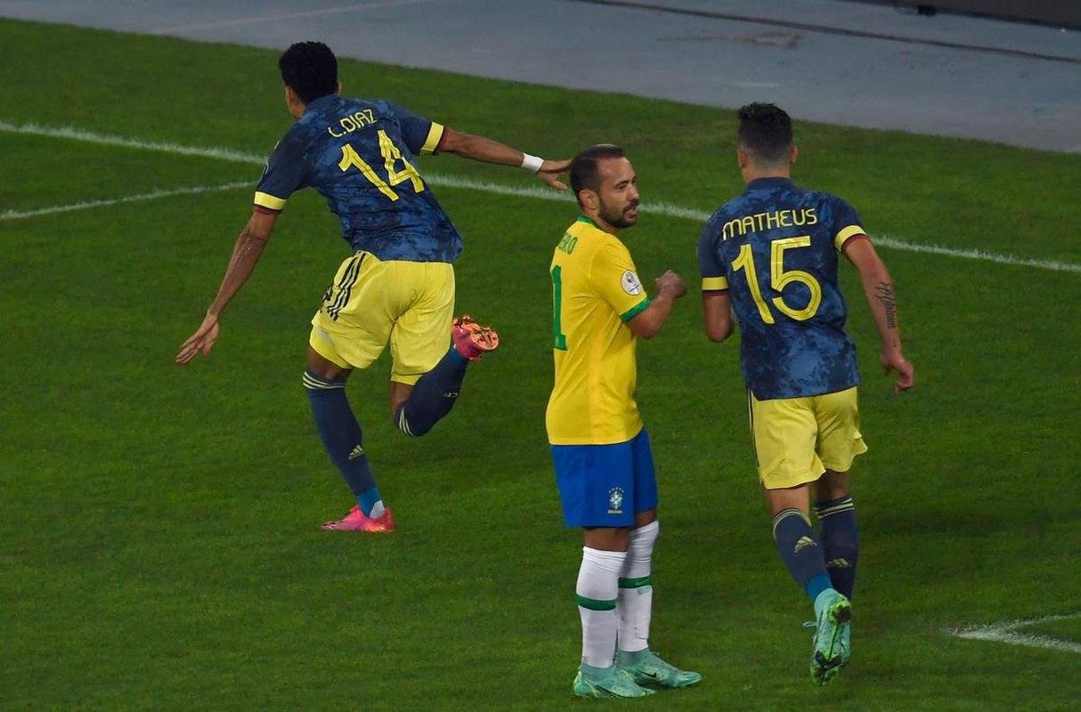 Brasil e Colmbia se enfrentaram no Estdio Nilton Santos, pelo Grupo B da Copa Amrica 