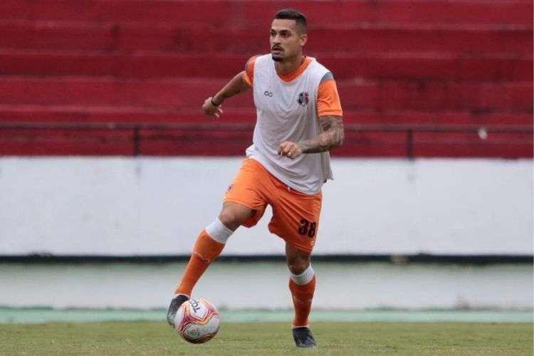 Lucas Gonalves (volante) - Remanescentes da ltima temporada, o volante nunca teve grandes chances no Santa e deixou o time com cinco jogos nesta temporada. Ele est no Moto Club-MA