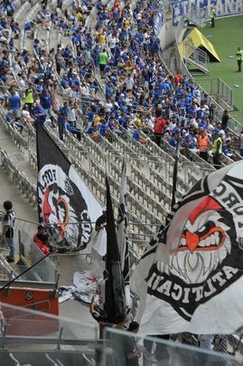 Fotos da torcida do Cruzeiro no primeiro clssico da final do Mineiro, contra o Atltico, no Mineiro