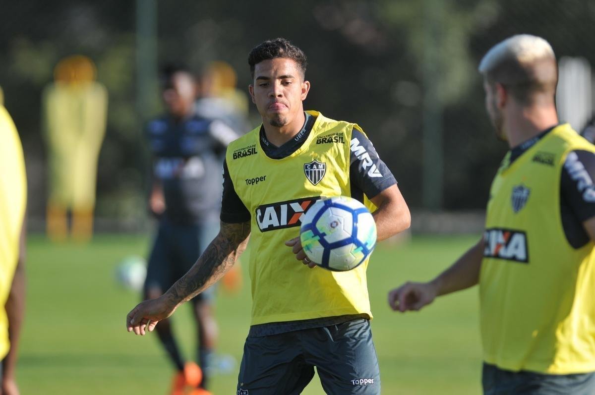 Elenco atleticano fez trabalho ttico orientado por Larghi antes de jogo-treino contra o Coimbra