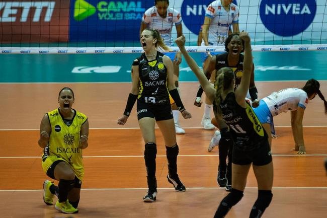 Minas venceu por 3 sets a 1 e saiu na frente do Praia na deciso da Superliga