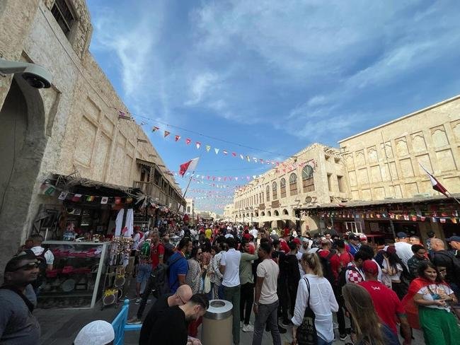 Torcidas da Copa do Mundo de 2022 tm se encontrado no Souq Waqif, tradicional mercado em Doha, no Catar.