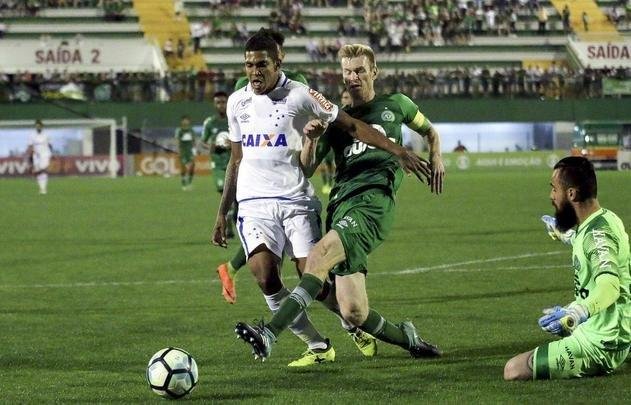 Cruzeiro visitou a Chape na Arena Cond e arrancou vitria por 2 a 1 pelo Brasileiro