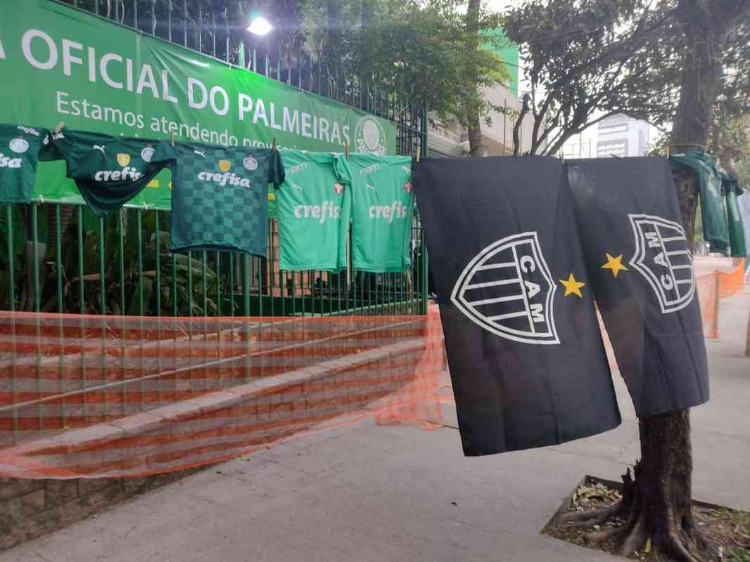 Mesmo com o Allianz Parque fechado para o pblico, o entorno do estdio do Palmeiras reuniu muitos torcedores que vo acompanhar a semifinal contra o Atltico em bares e restaurantes (Tlio Kaizer/EM/D. A Press)