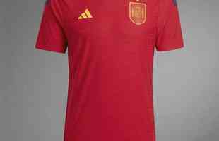 A camisa I da Espanha para a Copa do Mundo  vermelha e foi lanada pela Adidas