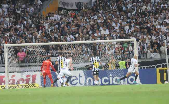 Fábio Santos foi o nome do jogo e marcou os dois gols do Corinthians