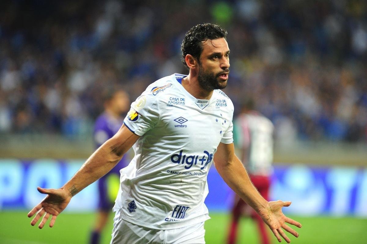 Aos seis minutos, Fred marcou o gol do Cruzeiro depois de assistncia de Egdio, mas arbitragem anulou alegando falta de Robinho na origem da jogada