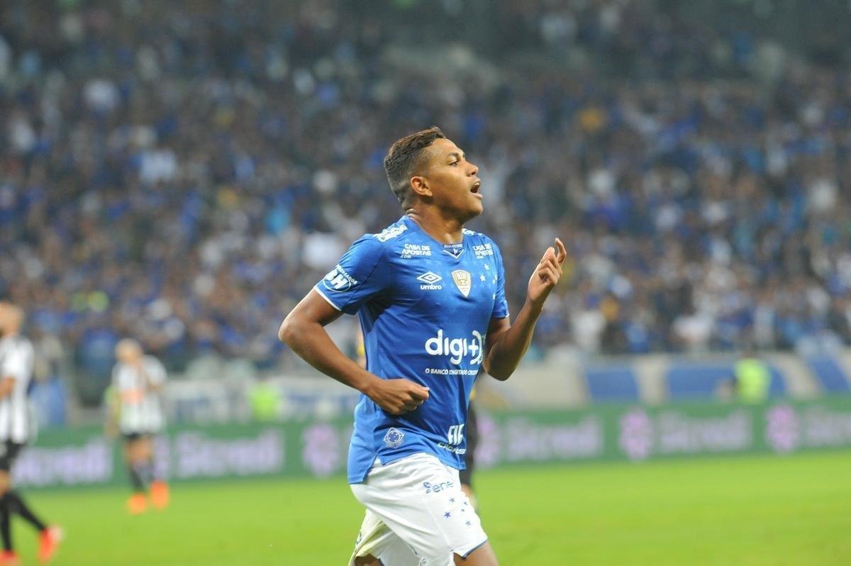 Aps bela jogada de Pedro Rocha, Thiago Neves marcou para o Cruzeiro