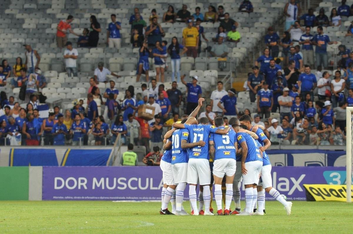 Em jogo com grande atuao do goleiro Fbio, Cruzeiro derrotou Santos de virada, por 2 a 1, com gols de Sass e Raniel; Gabriel Barbosa marcou para o Peixe, no Mineiro, pela 26 rodada do Brasileiro