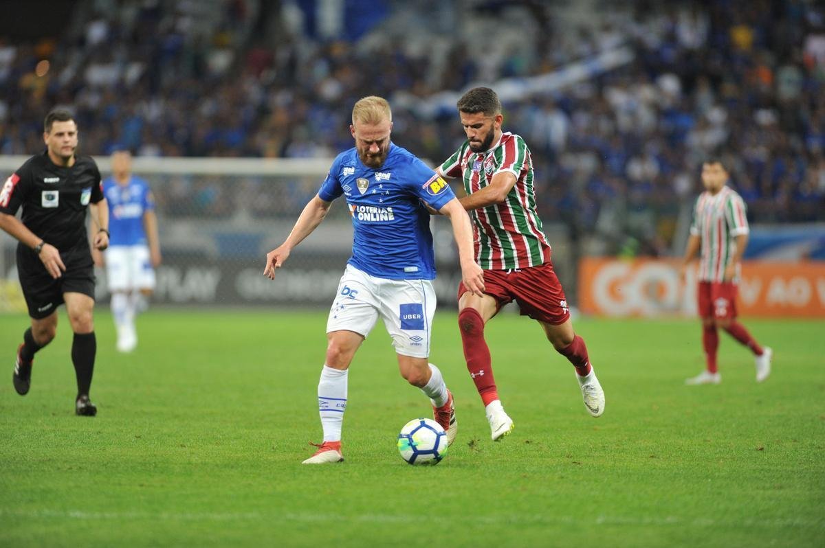 Cruzeiro derrotou Fluminense por 2 a 1, com gols de Raniel e Ayrton Lucas (contra); Henrique, tambm contra, descontou para os cariocas