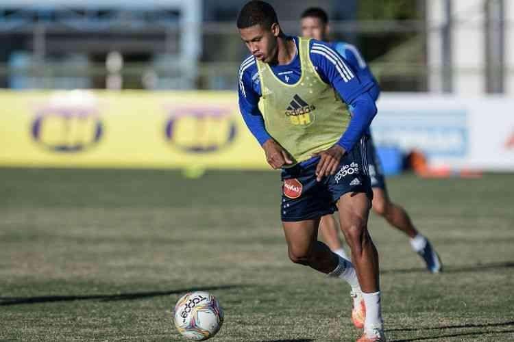 O zagueiro Paulo teve diagnstico positivo para COVID-19 em 16 de outubro. O jogador do Cruzeiro realizou o exame protocolar que indicou para a infeco antes da partida contra a Ponte Preta, no primeiro turno da Srie B do Brasileiro.