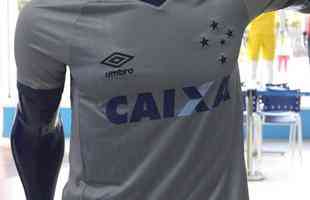 Imagens da nova camisa do Cruzeiro j  venda na loja oficial do clube