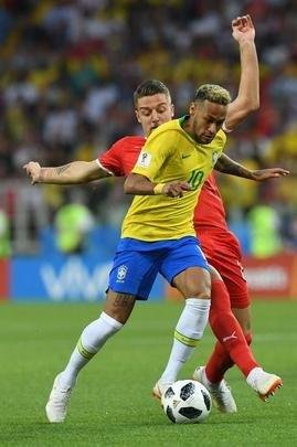 Poucas quedas, assistência e 'ousadia': a atuação de Neymar contra a Sérvia