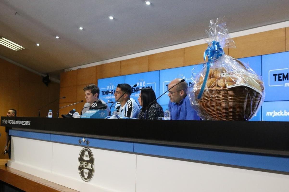 Luis Surez foi apresentado na Arena Grmio nesta quarta-feira (4/1)