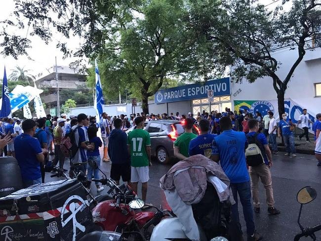 Torcida do Cruzeiro durante votao de mudana do Estatuto do clube. Assembleia geral autorizou venda de at 90% das aes da SAF para investidores. Houve festa dos cruzeirenses no Parque Esportivo do Barro Preto, em BH, devido  possibilidade de chegada de recursos para tornar futebol mais competitivo a partir de 2022.