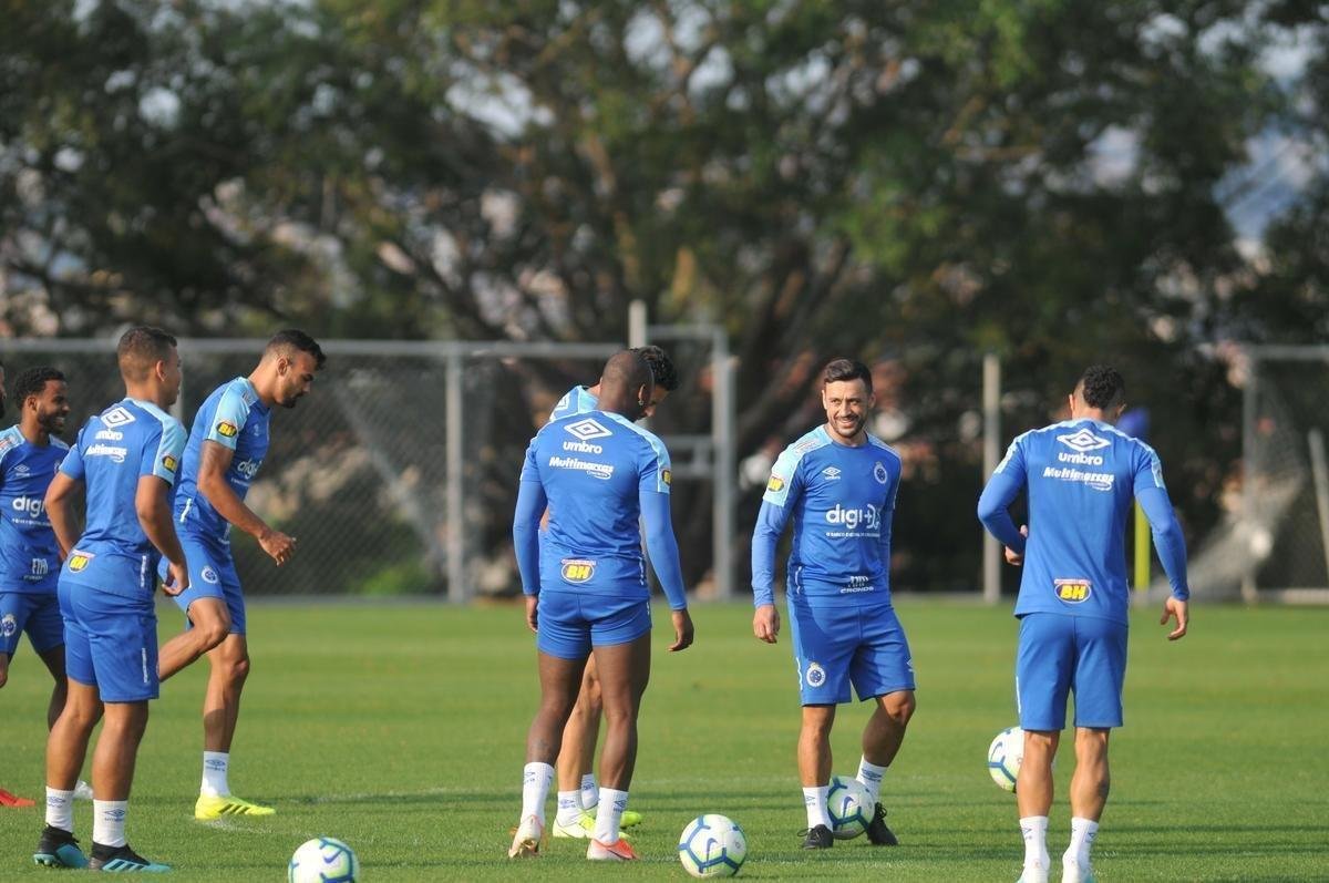 Fotos do primeiro treino de Abel Braga na Toca da Raposa II. Tcnico foi apresentado pelo Cruzeiro neste sbado e dirigir a equipe na segunda, s 20h, diante do Gois, no Serra Dourada, pela 22 rodada do Campeonato Brasileiro
