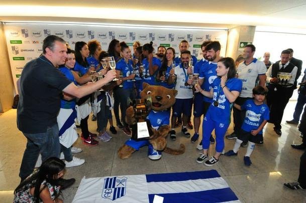 Chegada das campeãs da Superliga Feminina à sede do Minas, em Belo Horizonte. Em seguida, eles foram recepcionadas pelo presidente, por diretores e patrocinadores. Houve até brinde com champanhe