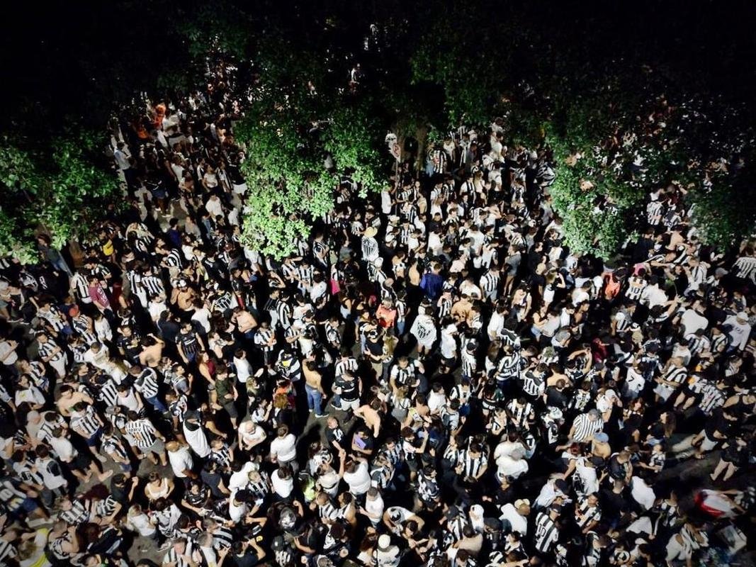 Praa Sete, no Centro de BH, tomada por atleticanos na festa do ttulo brasileiro