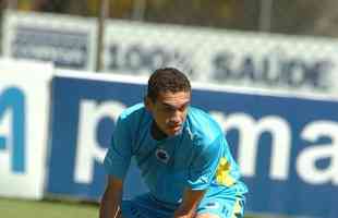 Zagueiro Maicon em seu incio de carreira no Cruzeiro, no ano de 2007. 