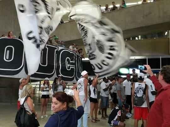 Torcedores do Atlético recebem jogadores com festa em Confins