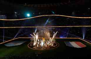 Entrada de Argentina e Frana no campo do Estdio Icnico de Lusail para a final da Copa do Mundo foi um espetculo  parte. Veja fotos do show de fogos, de luzes e da execuo dos hinos nacionais dos dois pases