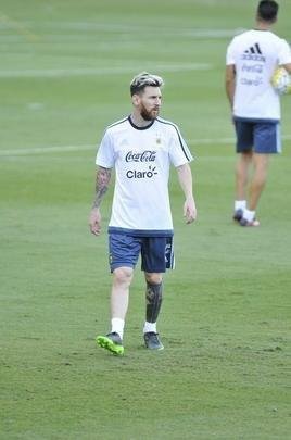 Seleo Argentina treinou nesta tera na Cidade do Galo com Lionel Messi. O craque cobrou faltas, afiou a pontaria e, em seguida, deixou a atividade mais cedo para se poupar. Na parte final, o tcnico Bauza orientou um trabalho em campo reduzido