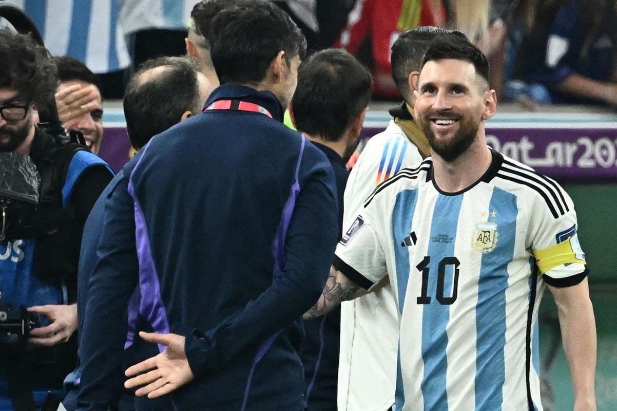 Fotos da festa da Seleo Argentina aps vitria por 3 a 0 sobre a Crocia pela semifinal da Copa do Mundo do Catar