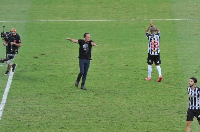 Aps a vitria do Atltico sobre o Fluminense, por 2 a 1, no Mineiro, os jogadores, o tcnico Cuca, a comisso tcnica, o gerente e ex-goleiro Victor e torcedores fizeram muita festa com a proximidade do ttulo brasileiro
