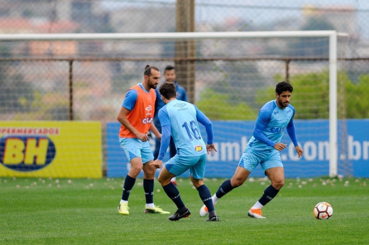 Cruzeiro treinou na tarde desta segunda-feira, na Toca da Raposa II, e embarcou para Buenos Aires horas depois. Na quarta, time enfrenta o Boca Juniors, na Bombonera, pela Copa Libertadores. O meia Arrascaeta, com dores na coxa esquerda, no viajou com a delegao. Tambm ficaram em Belo Horizonte o meia Mancuello e o atacante Sass.
