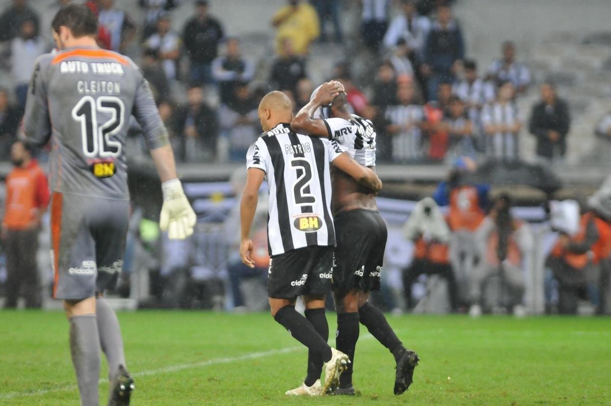 Atltico perdeu por 4 a 3 para o Coln nos pnaltis e foi eliminado da Copa Sul-Americana. Goleiro argentino Burin defendeu penalidades de Rver e Cazares