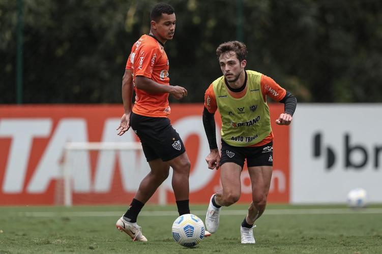 Após a vitória por 2 a 1 sobre o Cuiabá, neste domingo (24), pelo Campeonato Brasileiro, o elenco do Atlético se reapresentou e treinou na tarde desta segunda-feira (25), na Cidade do Galo, em Vespasiano. As atividades visaram o duelo de volta da semifinal da Copa do Brasil, contra o Fortaleza, que ocorrerá na quarta-feira (27). Por ter vencido o jogo de ida por 4 a 0, no Mineirão, o Galo tem vaga encaminhada na decisão do principal torneio mata-mata do país.