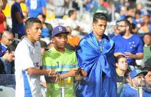 Torcida do Cruzeiro encarou frio e crise de abastecimento para apoiar o time contra o Palmeiras, no Mineiro