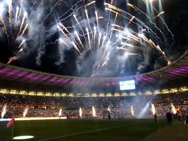 Mineiro teve show de luzes e iluminao especial antes do jogo entre Cruzeiro e Ituano pela Srie B do Campeonato Brasileiro. Estdio aderiu  campanha Outubro Rosa, de conscientizao da sociedade para a preveno do cncer de mama. Houve ainda espetculo com fogos e aes de patrocinadores do clube na esplanada para o torcedor, que festejou com o time o ttulo da Srie B do Brasileiro