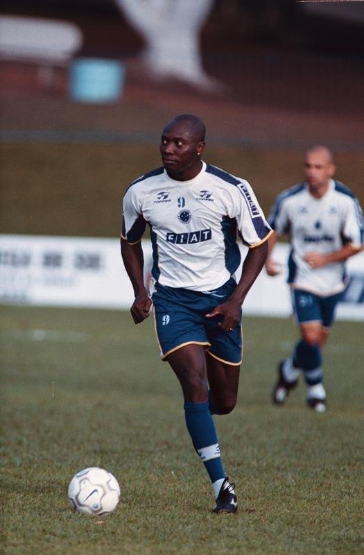 Fotos da passagem do jogador Rincn pelo Cruzeiro, em 2001.  Ele faleceu aos 55 anos nesta quarta-feira (13/4/2022), aps sofrer acidente automobilstico em Cali, na Colmbia, no dia 11.