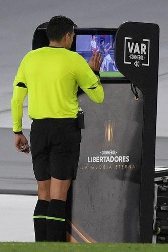 Nacho Fernndez, do Atltico, foi expulso aps atingir rival de forma involuntria