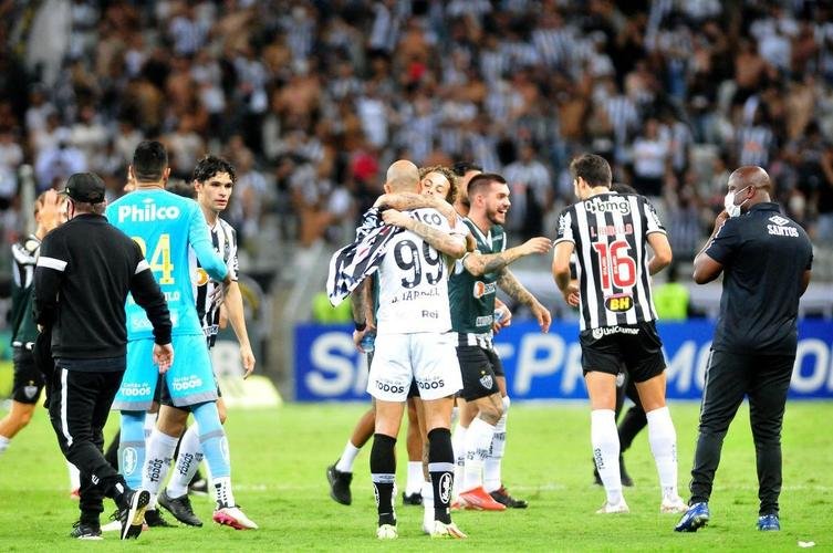 Depois de ter o nome cantado no Mineiro, Diego Tardelli, dolo do clube e hoje no Santos, reverenciou torcedor do Atltico
