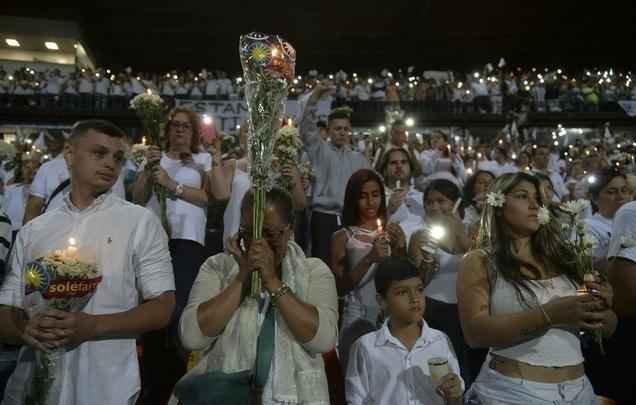 Lugar destinado a futebol e muita alegria, o Estdio Atanasio Girardot foi palco de homenagens e emoo. Com roupas brancas e flores nas mos, torcedores do Atltico Nacional fizeram viglia no local que seria, nesta quarta-feira, palco do jogo de ida da final da Copa Sul-Americana. Mas o desastre areo que matou grande parte da delegao da Chapecoense, convidados e jornalistas brasileiros impediu a realizao da festa. No lugar da bola rolando, tristeza e solidariedade. E milhes de entusiastas do esporte espalhados por todo o planeta dispostos a desejar fora  Chape. As imagens acima mostram que tudo isso  muito mais que futebol. O Nacional, atual campeo da Copa Libertadores, mostra todo o seu apoio ao clube catarinense, agora em busca de reconstruo para tocar seu caminho (CRDITO: AFP / STR / RAUL ARBOLEDA).
