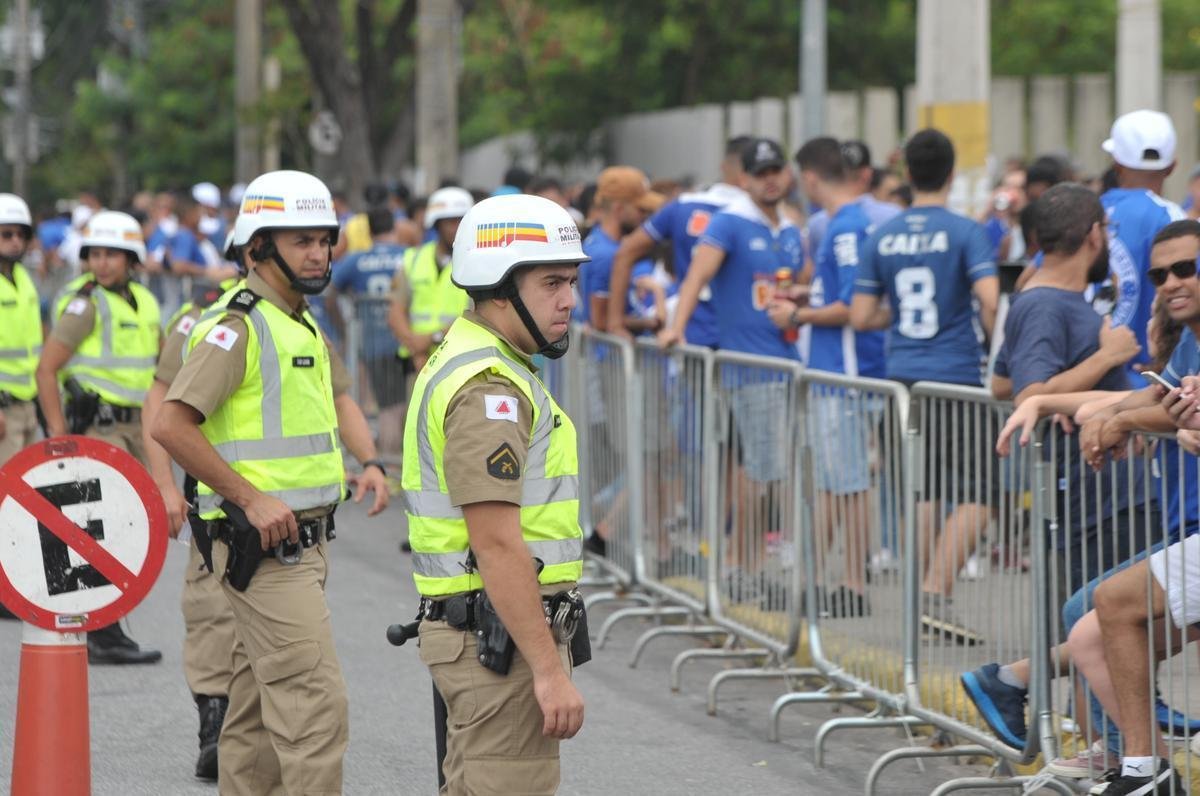 Fotos da torcida do Cruzeiro no primeiro clssico da final do Mineiro, contra o Atltico, no Mineiro