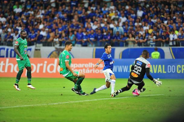 Rafinha entrou na etapa final, 'voou em campo' e marcou os dois gols que fecharam a vitria