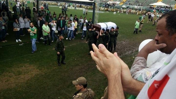 Depois de homenagens, corpos deixaram a Arena Condá. Muitos serão transferidos para cidades de origem das vítimas