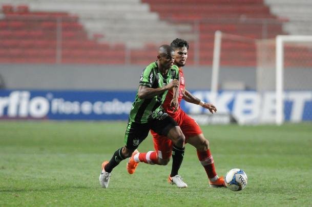 Imagens do duelo entre Amrica e CRB, no Independncia, pela 26 rodada da Srie B