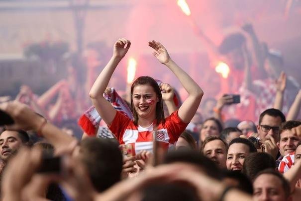 Reaes da torcida croata em Zagreb depois da perda do ttulo da Copa do Mundo para a Frana