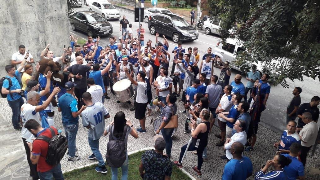 Movimentao na porta da Sede Administrativa do Cruzeiro para o lanamento do 'scio reconstruo'