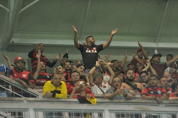 Torcedores de Atltico e Flamengo compareceram ao Horto nesta noite de sbado para assistir ao confronto entre os tradicionais rivais